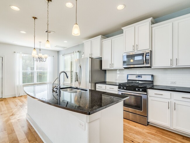 Building Photo - 2215 Capulet St