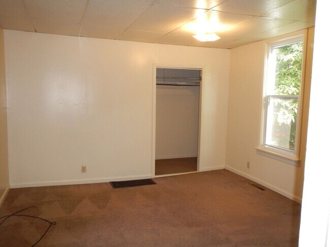 Building Photo - AVAILABLE 6/1/2026 Beautiful First Floor A...