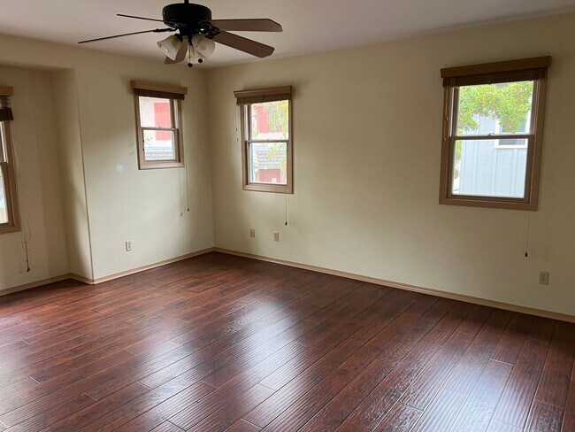 Building Photo - Spacious 3 Bedroom Home