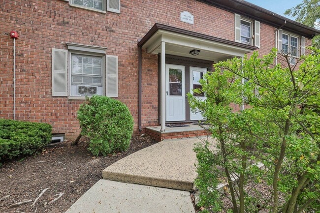 Building Photo - 14 A Lakeside Dr