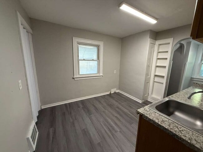 Building Photo - 3 BED 1 BATH BEAUTIFUL HOME IN CLEVELAND!