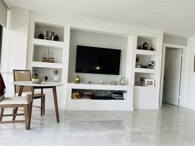 Building Photo - 1450 Brickell Bay Dr