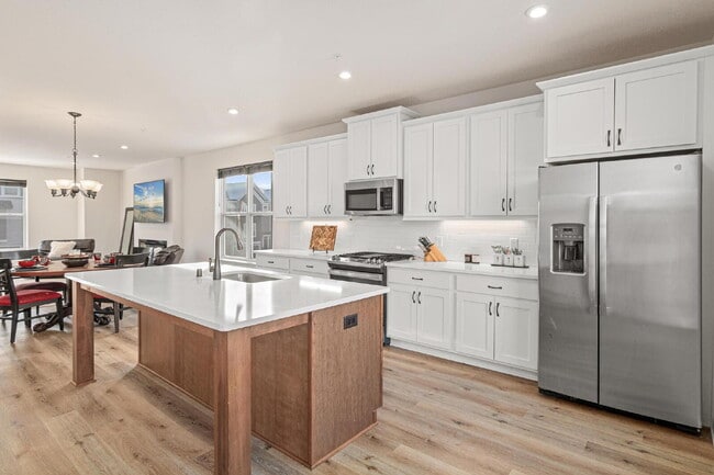 Building Photo - "Spacious 3-Bed Townhouse with 2.5 Baths in Maple Grove – A Perfect Retreat at 2405 Sq Ft!"