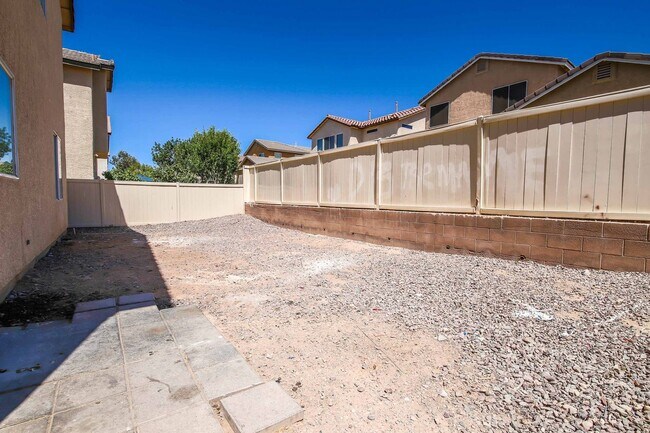 Building Photo - Cute 5 Bedroom Home with a 3 Car Garage!