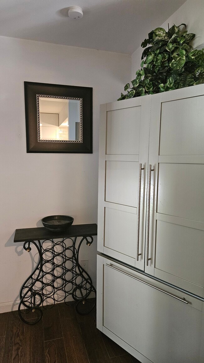 Building Photo - 415 W 7th St