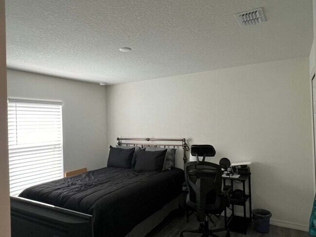 Building Photo - Beautiful open floorplan, split bedrooms, ...