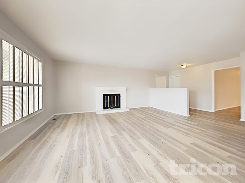 Building Photo - 1045 Crown Dr