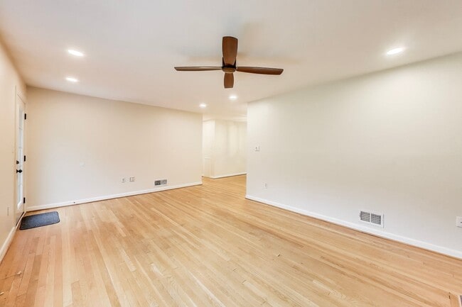 Building Photo - Perfect on Parkway --- Gorgeous, Fully Upd...