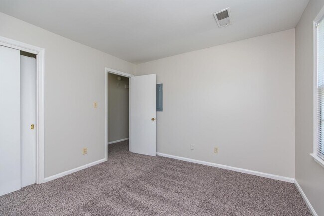 Building Photo - 3736 Camelot Dr