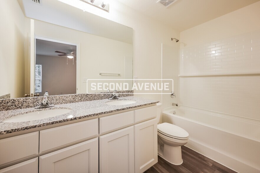 Building Photo - 954 Pilgrim St E