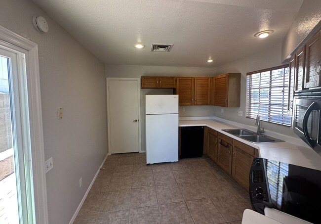 Building Photo - 3 Bedroom Home in Twelve Oaks II Community...