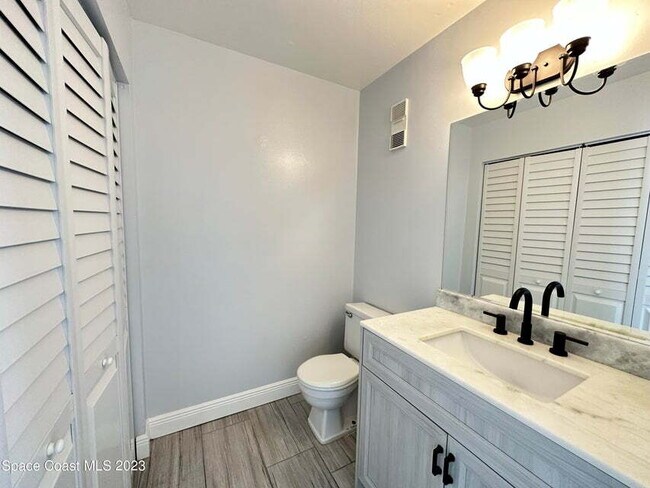 Building Photo - Titusville Townhouse