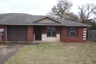 Building Photo - COMING SOON! 3 Bed 2 Bath 1 Car Duplex- Lindale ISD!