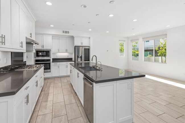 Primary Photo - 3 Bedroom + Loft for Lease GREAT PARK LOCA...