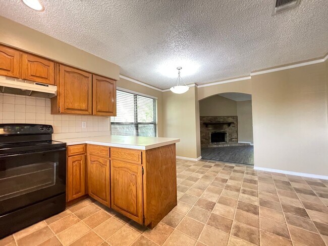 Building Photo - 3 Bedroom 2 Bath and 2 Car Garage