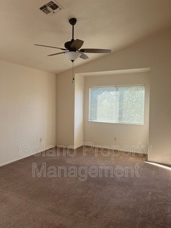 Building Photo - 556 Regency Cir