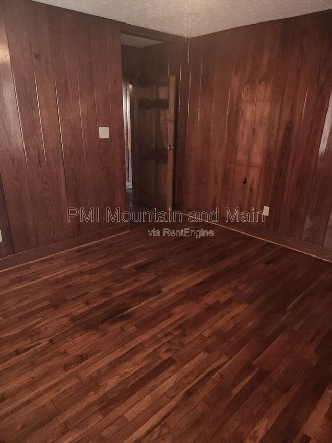 Building Photo - 2 Woodlands Dr