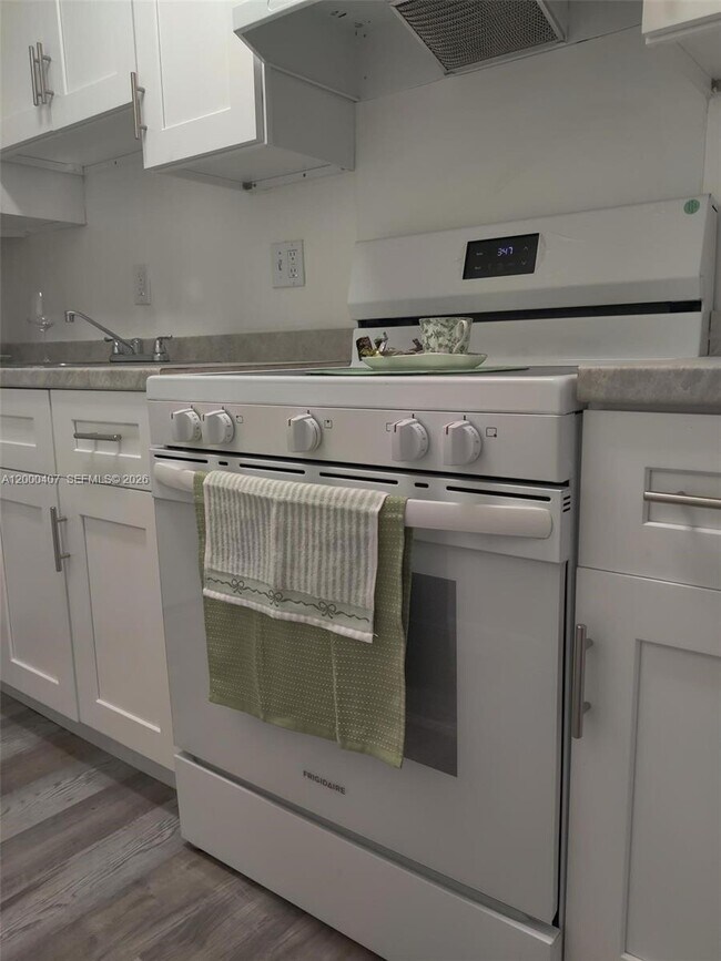 Building Photo - 5930 NE 18th Ave