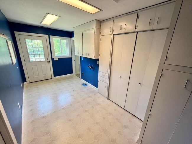 Building Photo - Pet-Friendly Home Conveniently Located Nea...