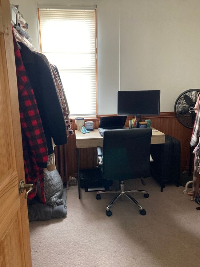 Building Photo - 3+ Bedroom / 2 Bath Single Family Home Ava...