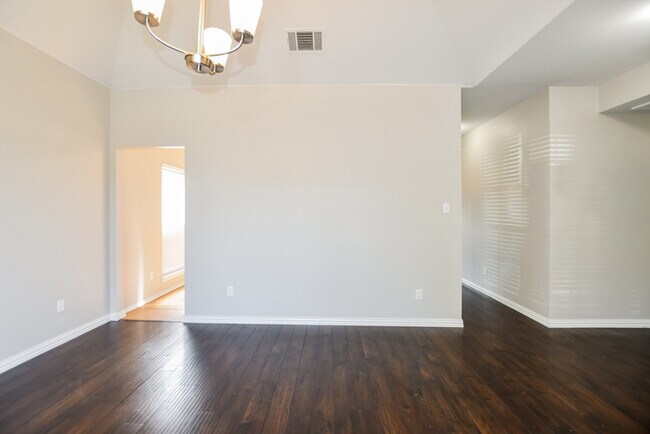 Building Photo - 911 Walters Dr