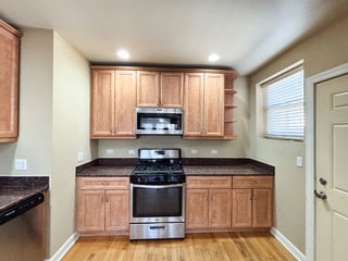 Building Photo - 7410 N Damen Ave