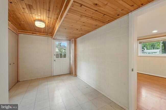 Building Photo - 5011 Roslyn Rd
