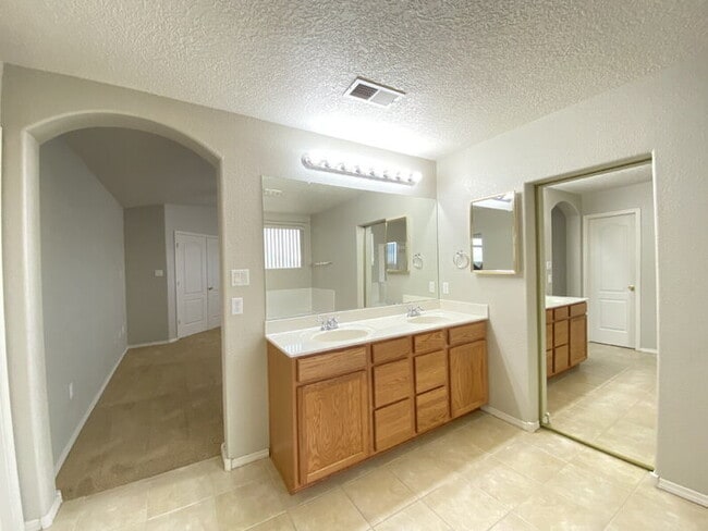 Building Photo - Large 5BR/2Story w/Balcony - Northern Meadows