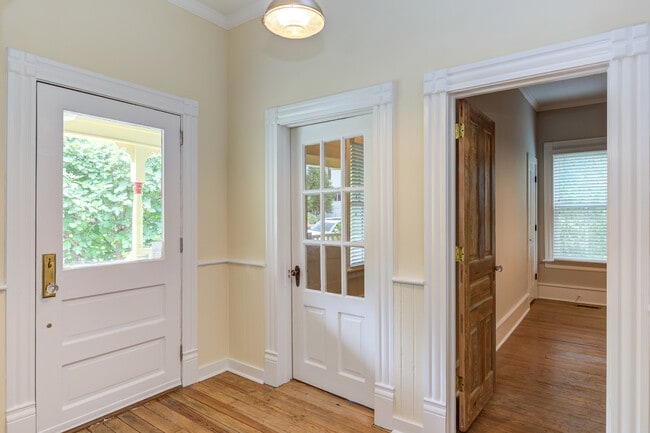 Building Photo - 510 Oakwood Ave