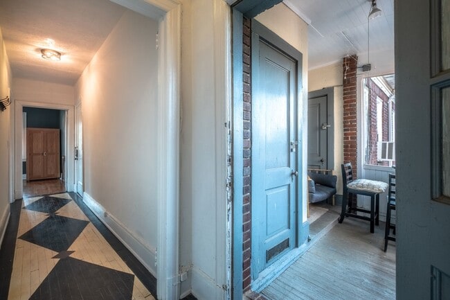 Building Photo - Historic Apartment near downtown with a vi...
