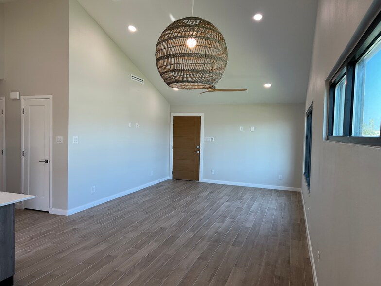 Building Photo - 1320 E Iris Ave