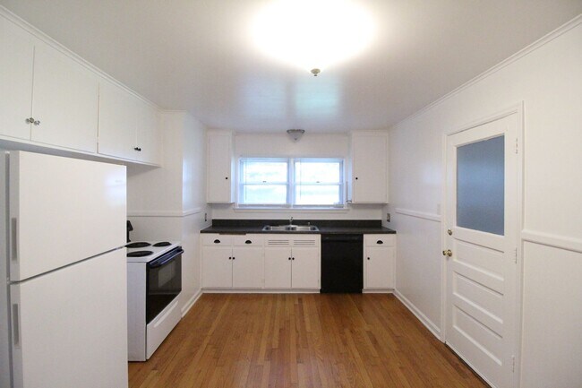 Building Photo - August FREE On This 2 Bedroom 1 Bath Home In Roeland Park