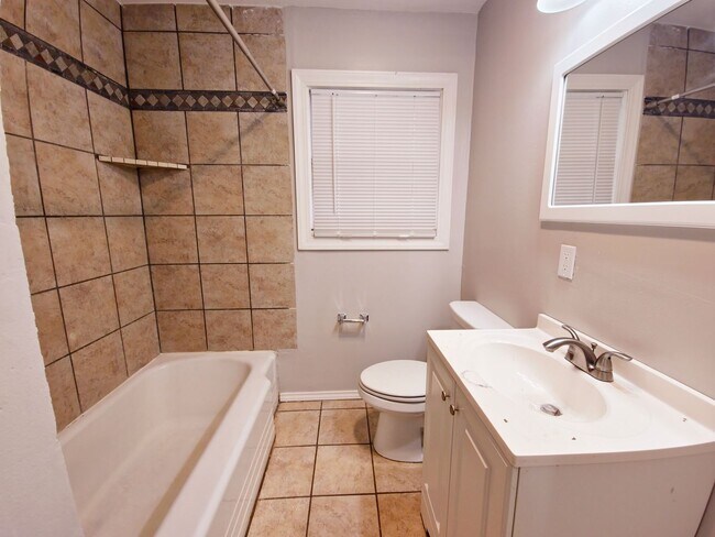 Building Photo - AUGUST PRE-LEASE - 3/2/2 In the Medical District