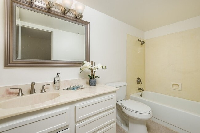 Building Photo - 2/2 End Unit Condo available near UTC