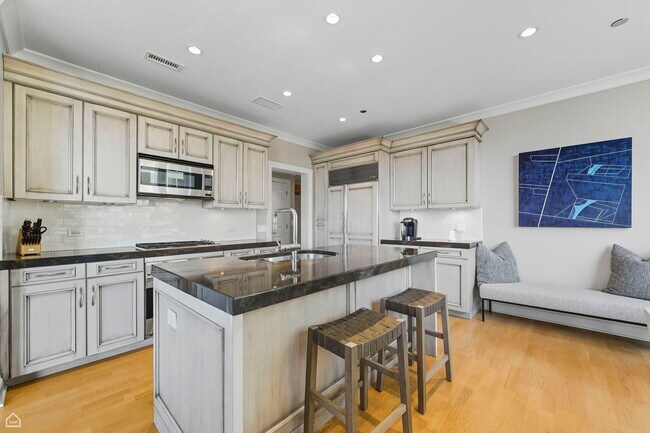 Building Photo - 10 E Delaware Pl