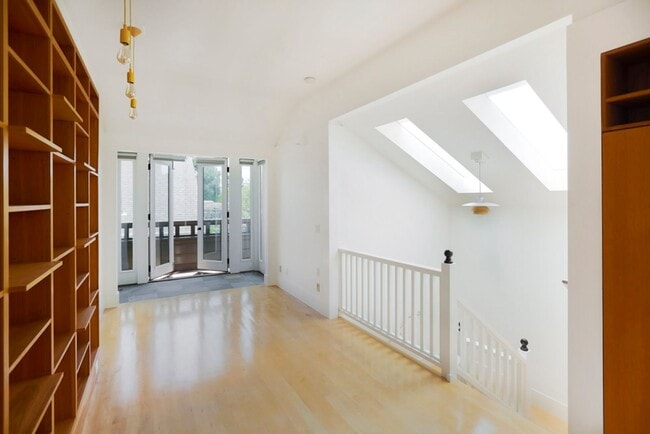 Building Photo - Sunny Apartment in Elmwood Neighborhood