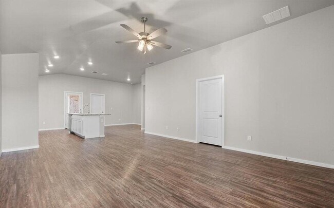 Building Photo - 2031 Kenwood Ave