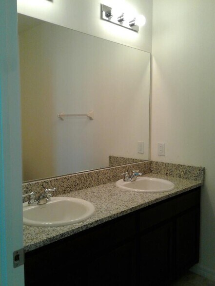 Building Photo - 24482 Zephyr Ct