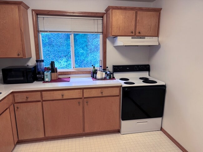 Building Photo - 3776 SW Fairhaven Dr