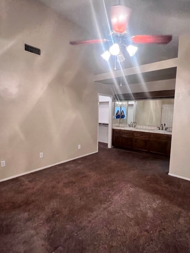 Building Photo - 2 Bed Condo w/Garage!