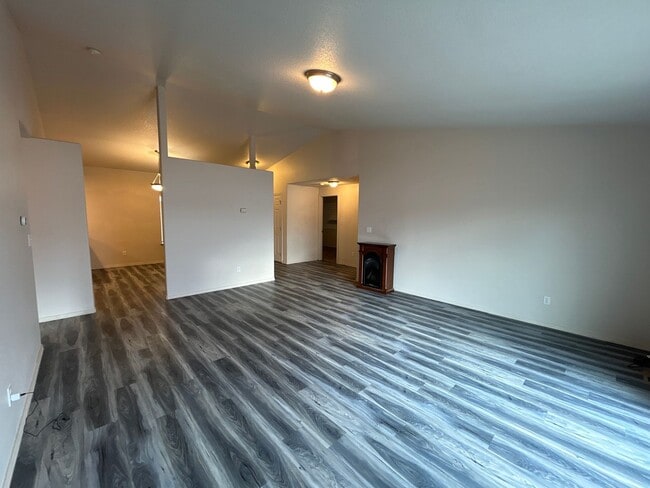 Building Photo - 3 Bedroom / 2 Bathroom Home in SE Madras