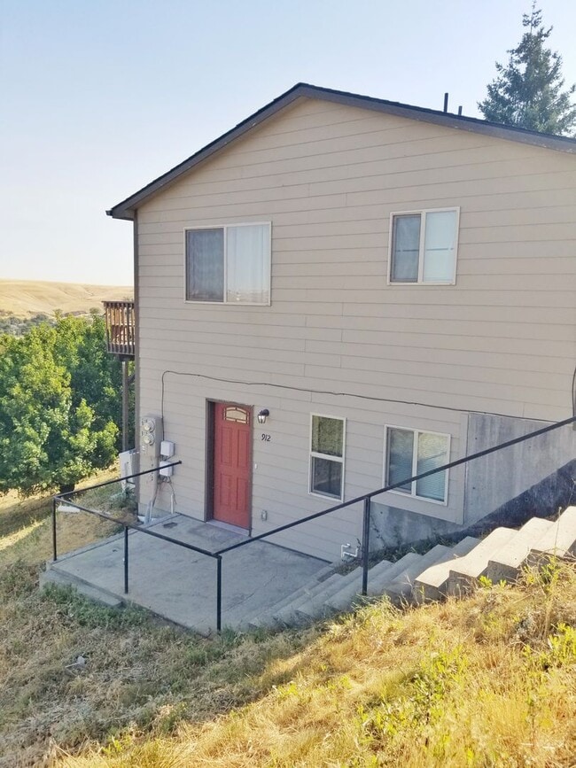 Building Photo - Newer 2 Bedroom 1 Bathroom with a View