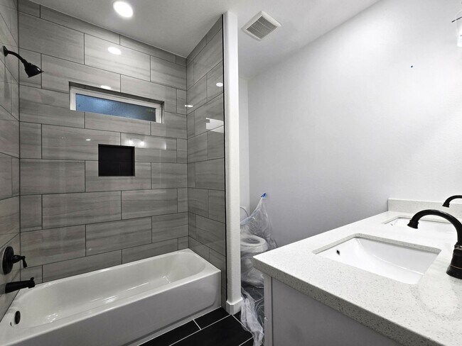 Building Photo - 14811 Wallach Dr