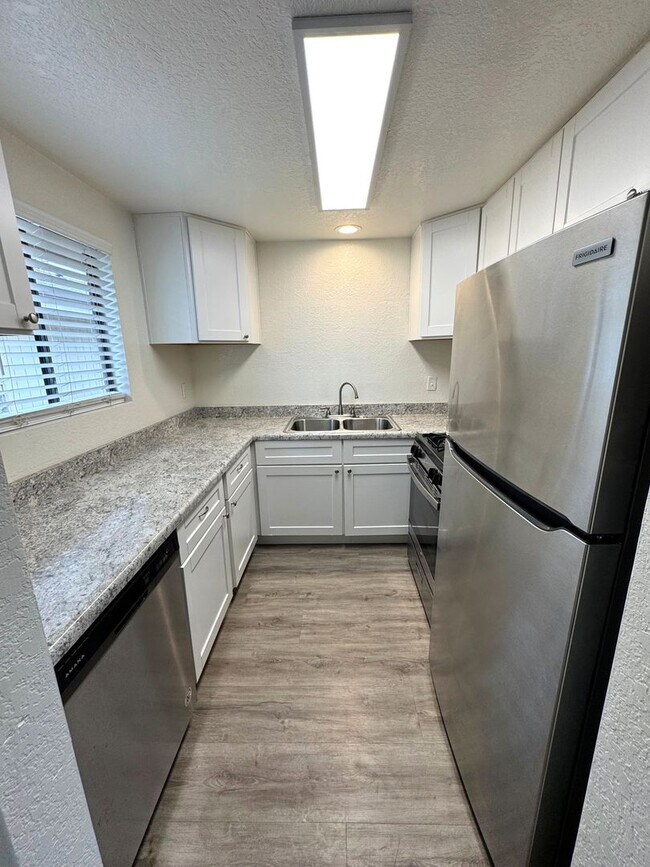 Building Photo - Upgraded West Ventura Apartment with Balcony
