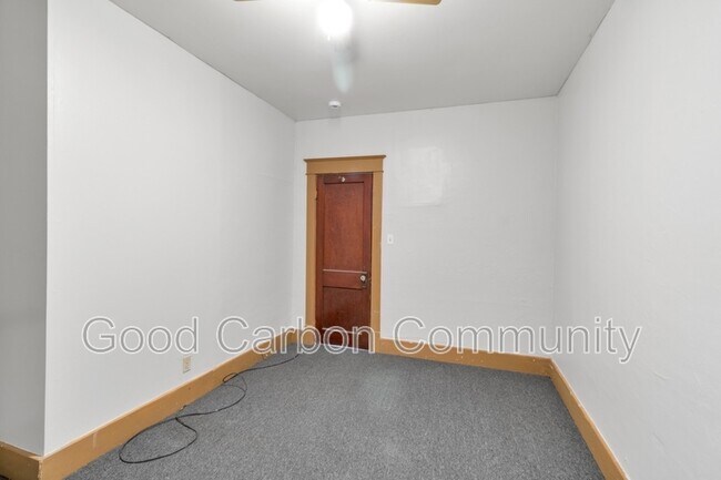 Building Photo - 596 Oliver St
