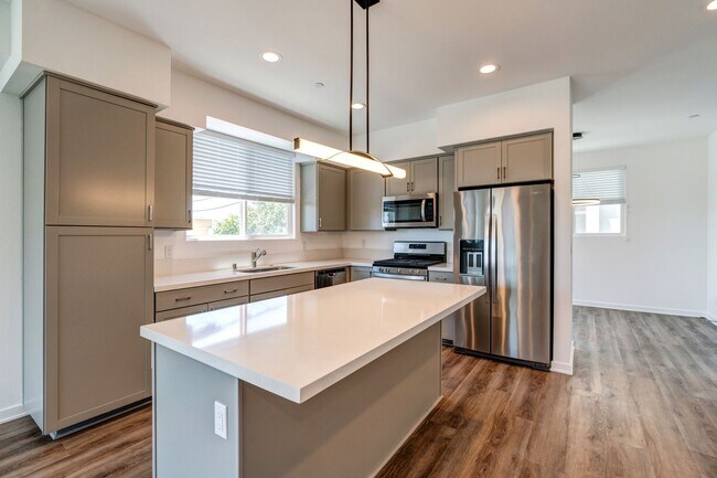 Building Photo - Luxury Penthouse Condo With Ocean Views in Ventura!