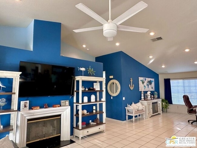 Building Photo - 9939 Vía Real