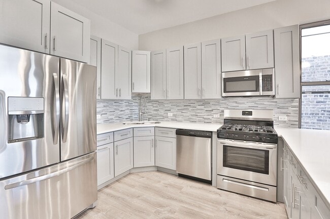 Primary Photo - HUGE 5BED/2 bath in Wicker Park! Designer ...