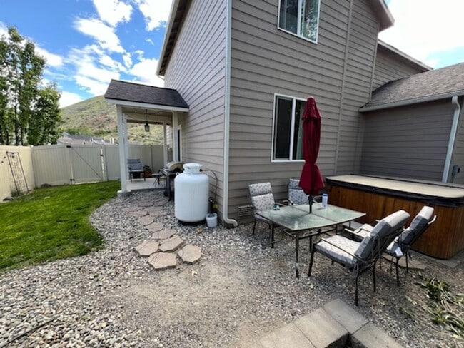 Building Photo - Beautifully constructed! 3 bed/2.5 bath ho...