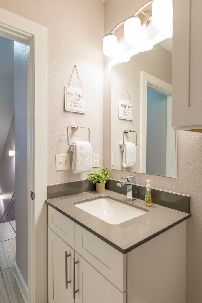 1/2 bath sink - 1211 Beaconsfield Ln